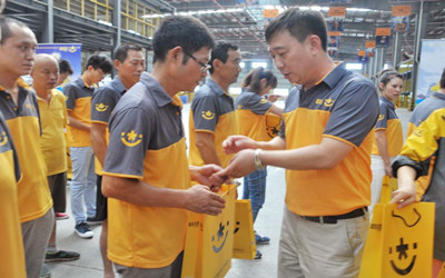 上世紀(jì)80至90年代年輕人和農(nóng)民工進(jìn)工廠或做泥水工;本世紀(jì)10年代主要從事個體工商戶、中介、快遞員和創(chuàng)業(yè)等;20年代開始轉(zhuǎn)入直播和自由職業(yè)者&hellip;每個時期隨著中國經(jīng)濟轉(zhuǎn)型和技術(shù)升級更新,人們的工作就業(yè)也隨之轉(zhuǎn)變?