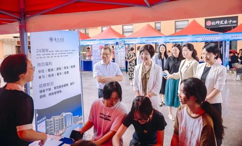 企業(yè)家進(jìn)校園 引領(lǐng)成長,點(diǎn)亮青春 河源市舉辦 金鳳展翅 女大學(xué)生創(chuàng)業(yè)就業(yè)服務(wù)活動